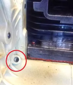 Obudowa pilarki STIHL z brakującą zaślepką kanału olejowego