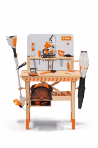 Drewniany stół warsztatowy dla dzieci STIHL z kompletem zabawek: pilarką, kosą, dmuchawą i hełmem.