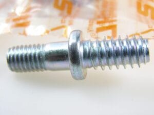 Oryginalna śruba naprawcza STIHL 1123-664-2405 do pokrywy prowadnicy.