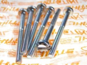 Śruba napinacza łańcucha STIHL 1123-664-1605. Widok kilku śrub ułożonych na oryginalnym opakowaniu STIHL.
