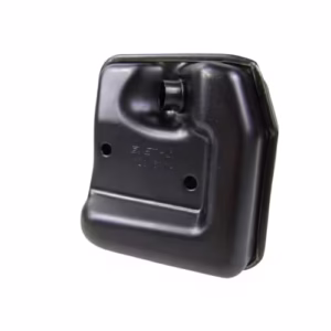 Tłumik wydechu spalin pilarki STIHL do modeli MS230 i MS250. Widok metalowego, czarnego tłumika na białym tle z przodu po lekkim kątem