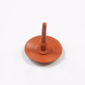 Pomarańczowy, gumowy, zawór odpowietrznika firmy STIHL, nazywany parasolowym , grzybkiem. Widok z przodu na białym tle.