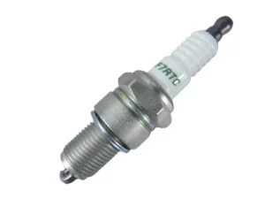 Świeca zapłonowa F7RTC na białym tle pod kątem 45 stopni z widocznym oznaczeniem typu świecy