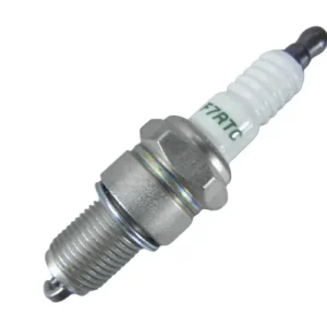 Świeca zapłonowa F7RTC na białym tle pod kątem 45 stopni z widocznym oznaczeniem typu świecy